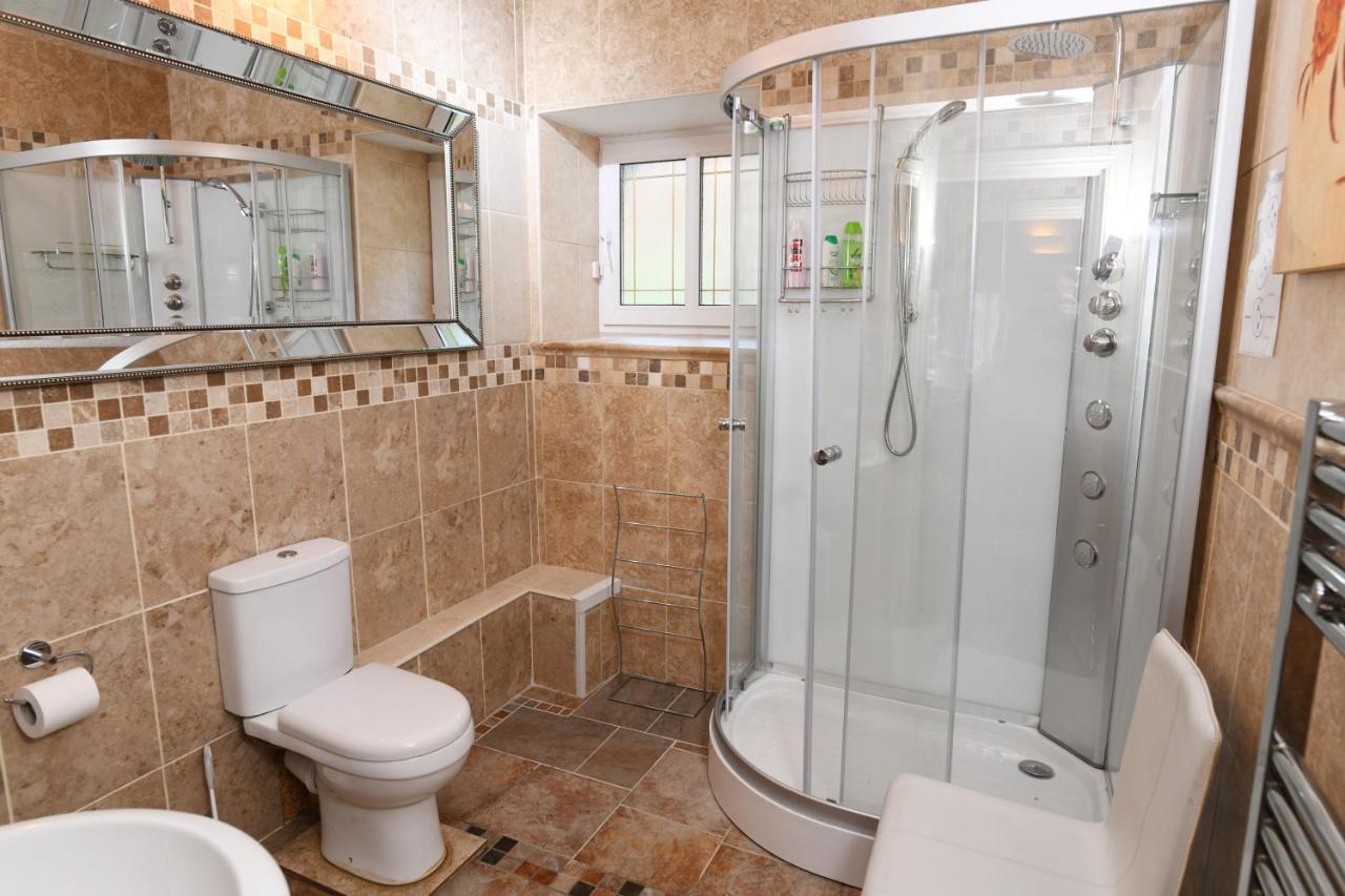 Luxury Suite In Quiet Countryside Location Swansea Exterior photo